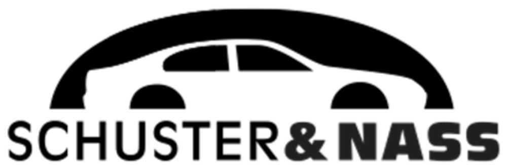 Schwarzes Logo mit einem Auto über dem Text "SCHUSTER & NASS".
