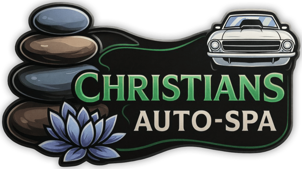 Christians Auto-Spa Logo mit weißem Oldtimer, Lotusblüte und gestapelten Steinen auf schwarzem Grund.