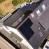 Solarmodule auf einem geneigten Dach neben einer Dachgaube