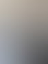 Ein Handwerker bedient eine Schechtl Blechbiegemaschine in einer Werkstatt und bearbeitet ein langes Metallblech.
