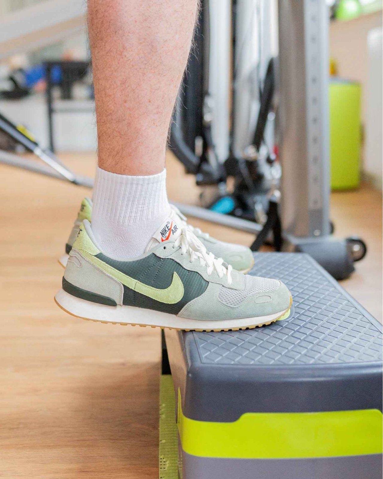 Patient führt eine physiotherapeutische Übung aus