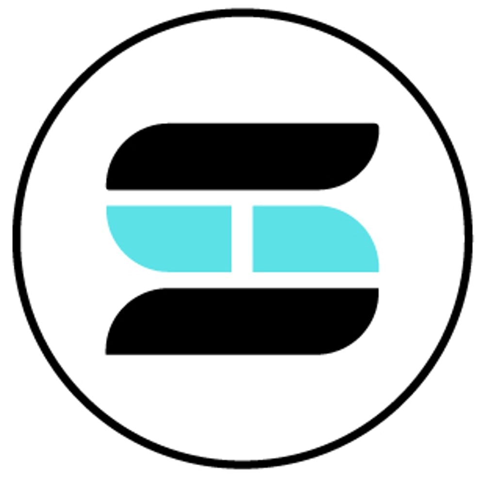 Grünes S-förmiges Logo mit weißen und blauen Abschnitten in einem weißen Kreis.