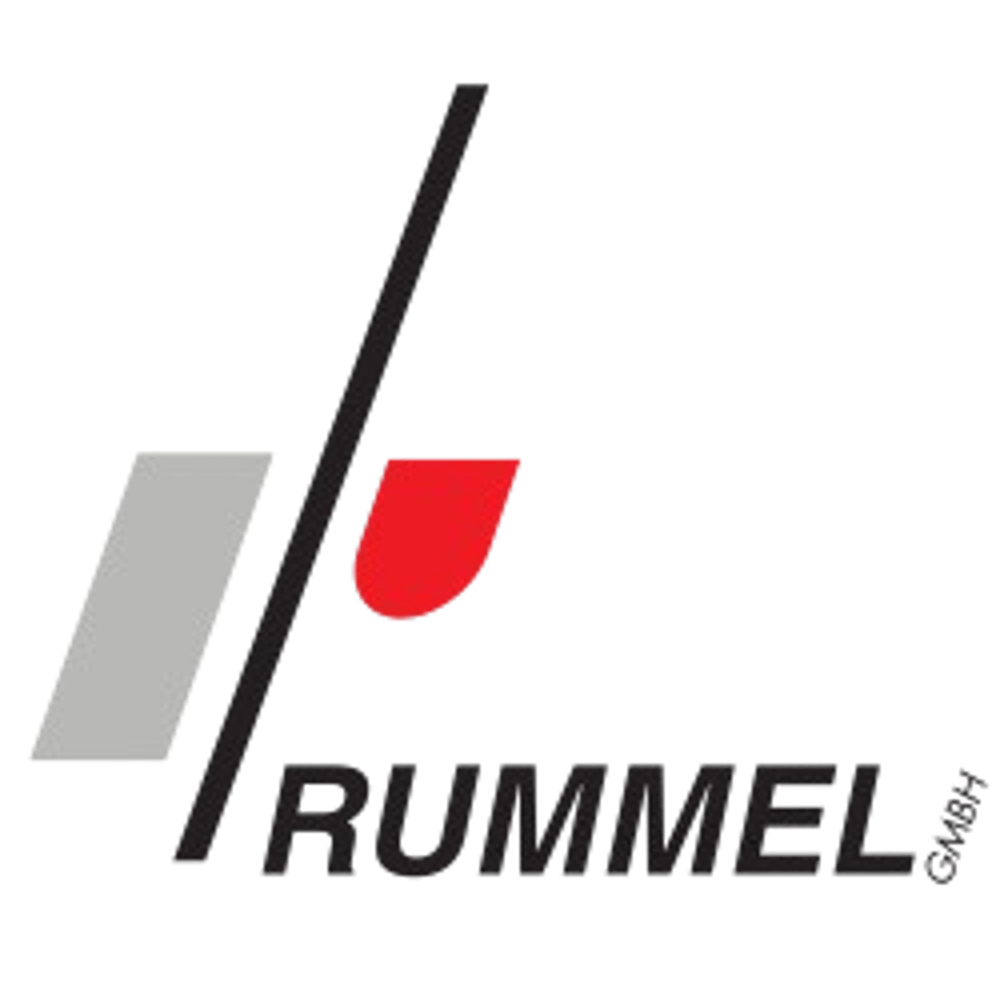 Rummel GmbH Logo: Schwarzer Schrägstrich, graues Rechteck, rotes unregelmäßiges Trapez, darunter "RUMMEL GmbH".