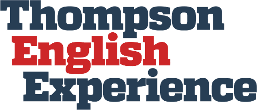 Logo mit dem Text Thompson English Experience in blauer und roter Serifenschrift auf schwarzem Hintergrund.