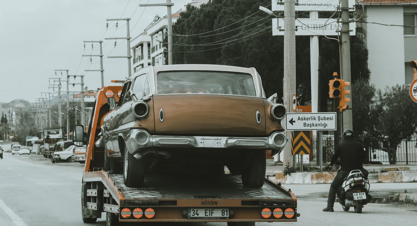 Flatbed vs wheel-lift towing: a car secured on a flatbed tow truck in Orlando, FL