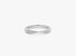 Schmaler Ring aus Weißgold oder Platin mit geschwungener Vorderseite und kleinen, eingefassten Diamanten vor weißem Grund.