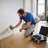 Techniker misst die Feuchtigkeit an einer nassen Wand nach einem Wasserschaden in Köln