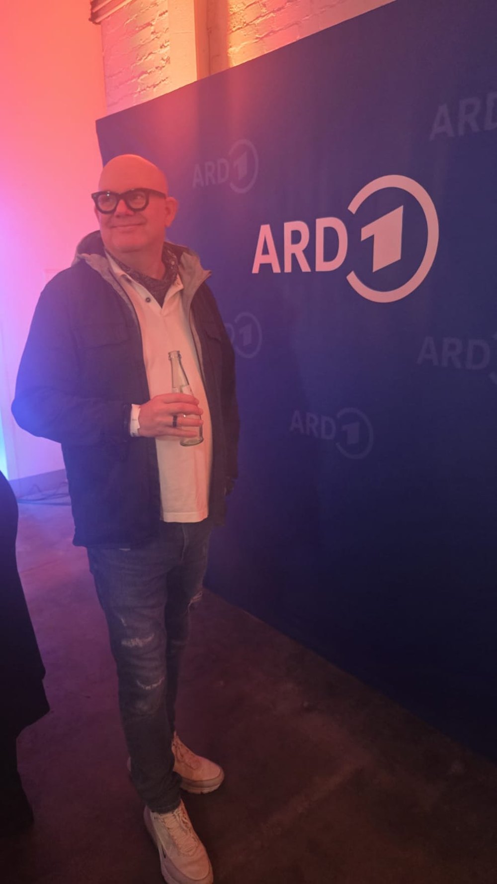 Markus Grabowski blickt lächelnd über die Schulter