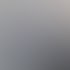 Mann mit Brille berührt interaktiven Bildschirm mit Daten-Dashboard, Diagrammen und Grafiken.