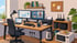 Home-Office-Schreibtisch mit zwei Monitoren, Laptop, Drucker, Router, Kaffeetasse, Pflanze und Steckerleiste.