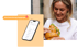 Smartphone mit Gastronomie-CRM-Benachrichtigung „Neue Reservierung eingegangen“ neben einer lächelnden Frau, die ein Croissant-Sandwich genießt – Webdesign für Gastronomie und Online-Reservierung