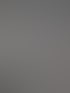 Ein Raum mit grauen Betonwänden, Decke und Boden, braunen Türen und quadratischen Akustikpaneelen.