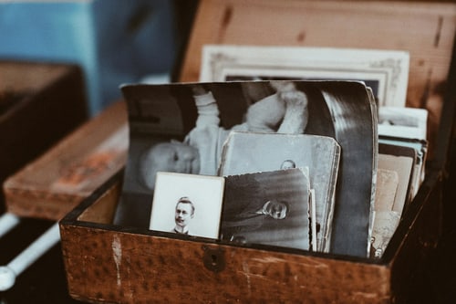 Alte Familienfotos in einer Holzkiste