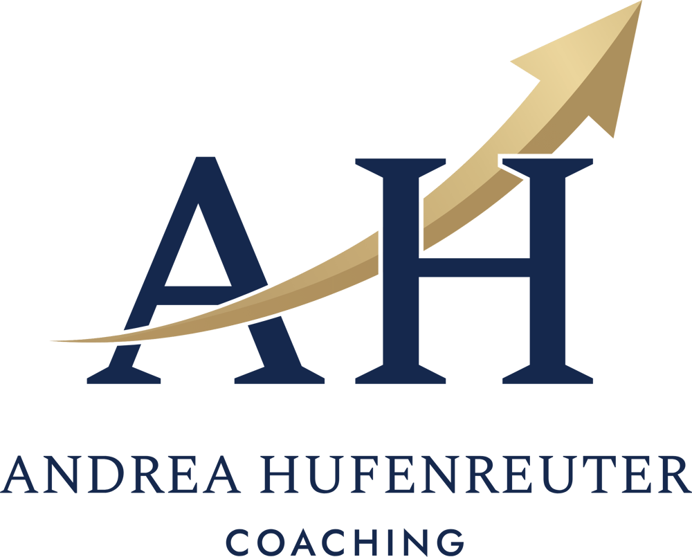 Logo von Andrea Hufenreuter Coaching mit blauen Initialen AH und einem aufsteigenden goldenen Pfeil auf schwarzem Grund.