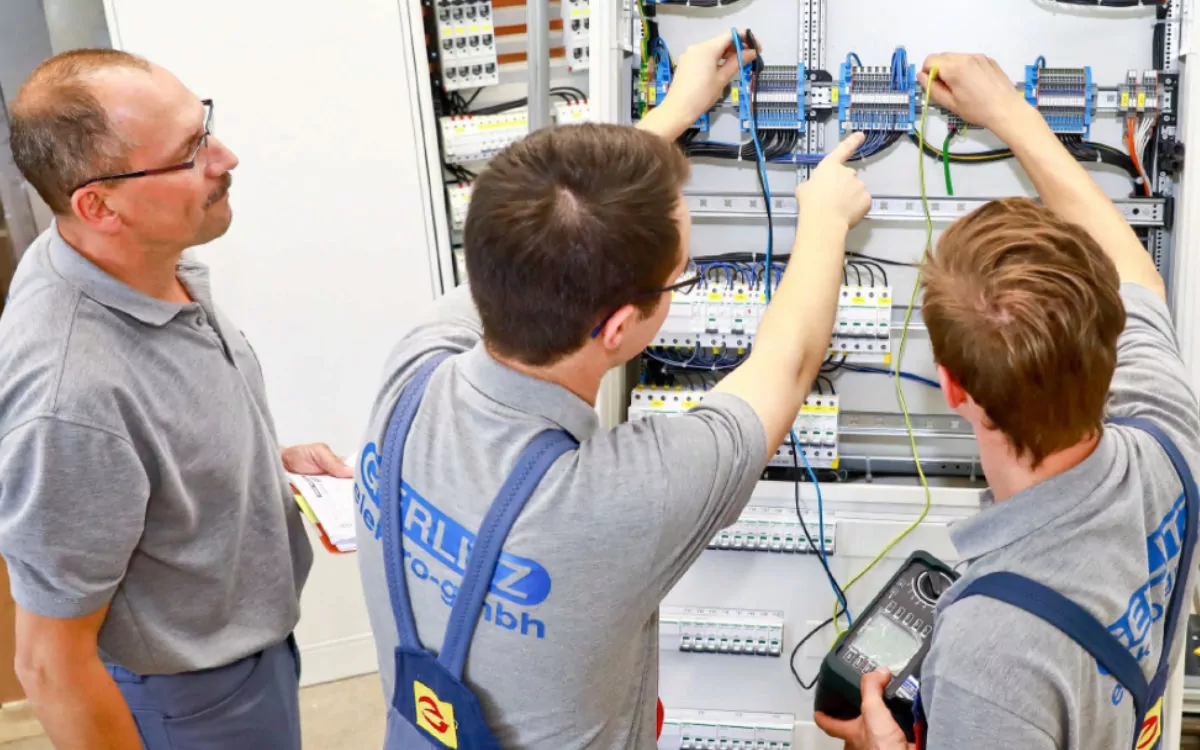 Schaltanlagenbau in der Werkstatt in Bayreuth