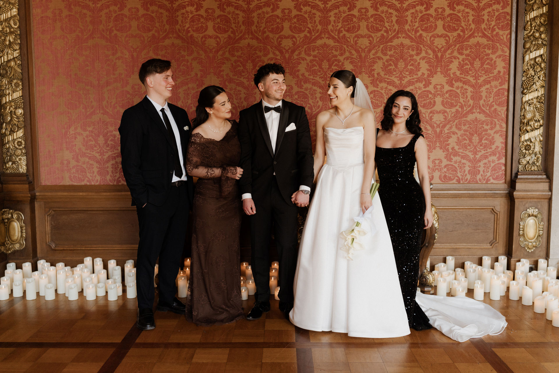 Gruppenfoto mit der Familie im Salon von Schloss Garath.
