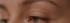Nahaufnahme eines menschlichen Auges mit hellbrauner Augenbraue und feinen Wimpern.