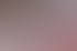 Eine Person tippt auf einem Tablet mit technischen Zeichnungen und Text, daneben eine Tastatur und Maus.