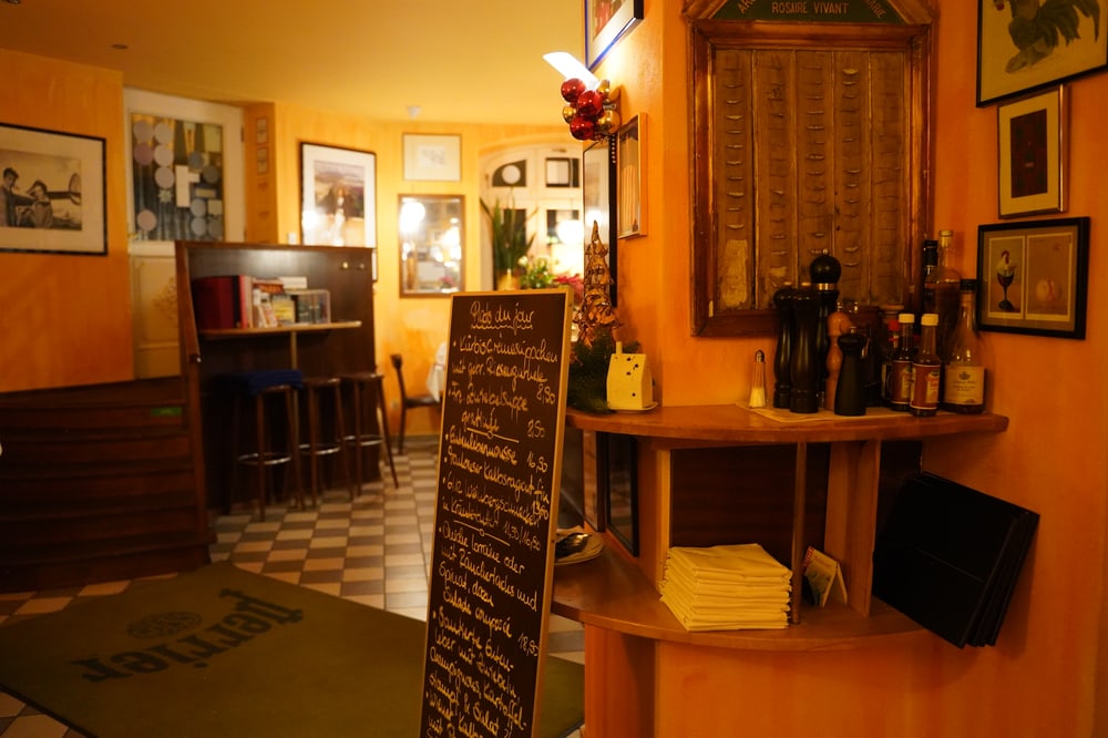 Gastraum mit Tafel und Bar