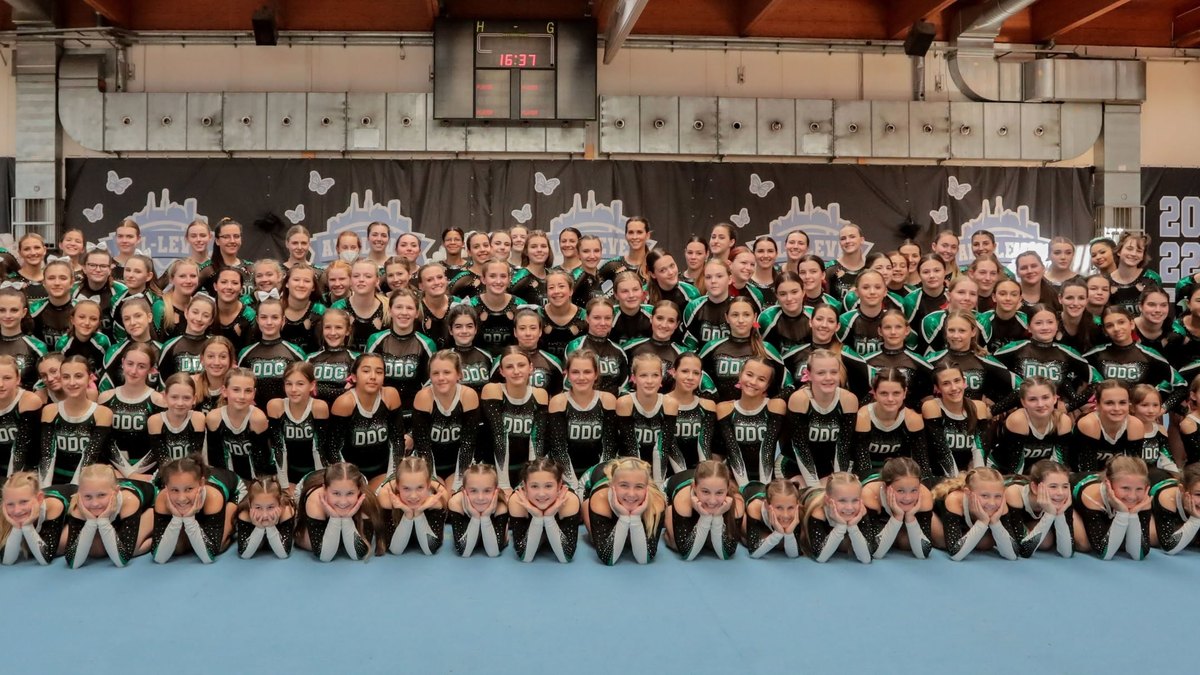 Gruppenfoto der Danube Dragons Cheerleader mit allen Teams