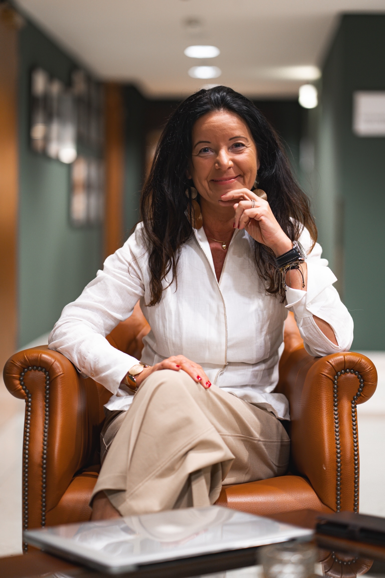 Manuela Reudink im Ledersessel