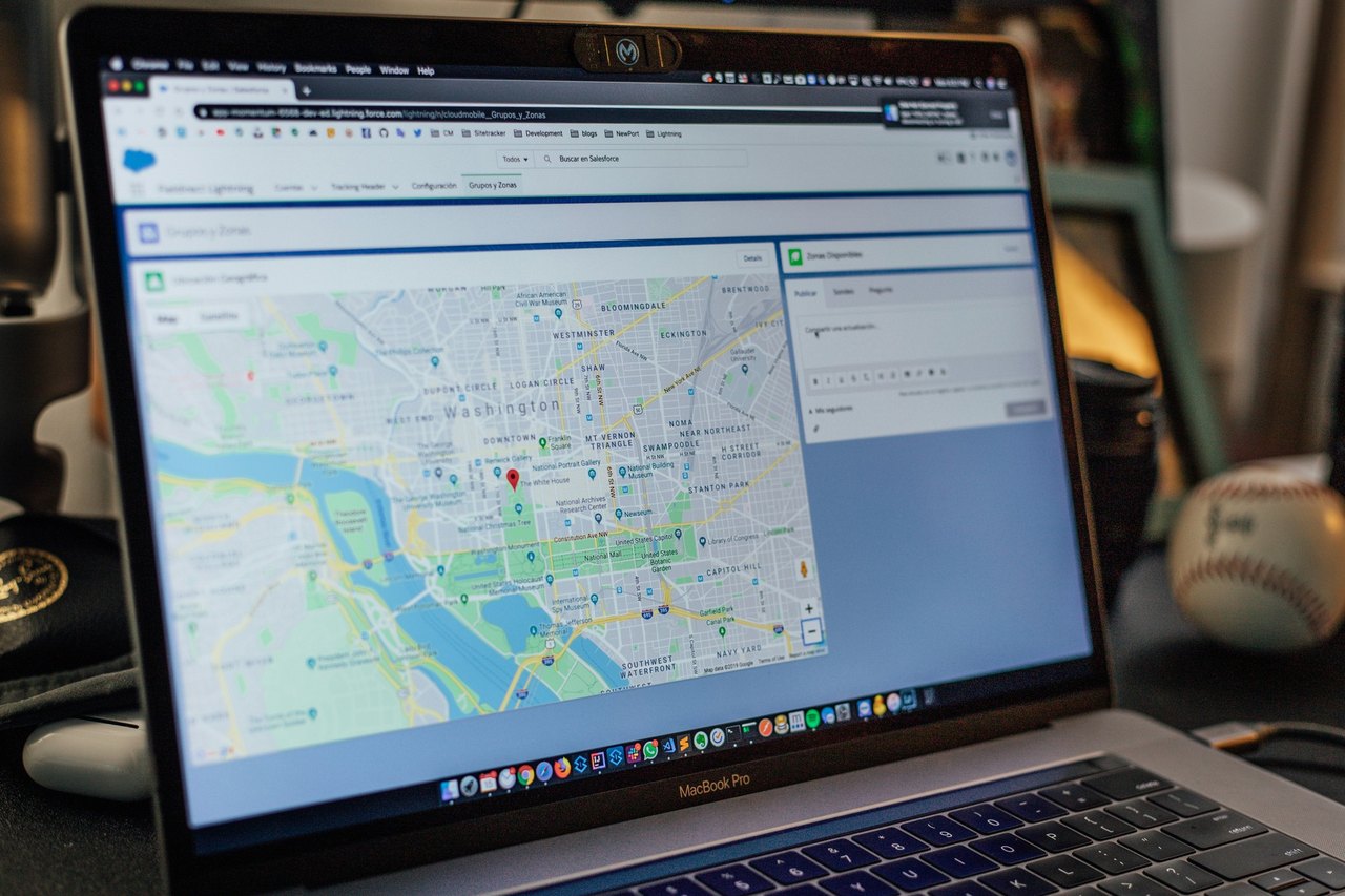 MacBook Pro zeigt Salesforce-Dashboard mit einer interaktiven Karte von Washington D.C. im Browserfenster.