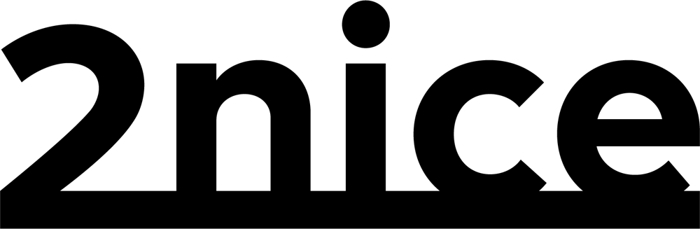 Schwarzes Logo mit der Aufschrift „2nice“ auf dunkelgrünem Hintergrund.