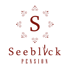 S-Logo mit verziertem Kreis, darunter "Seeblick" mit Schilfblatt als "l", darunter "PENSION".