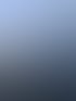 Modernes fünfstöckiges Gebäude mit vielen Glasfenstern und blauen Fassadenverkleidungen.