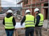 Baubesprechung mit Plan auf der Baustelle eines Wohnhauses im Rohbau
