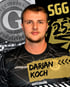 Porträt von Darian Koch in schwarzem Sportshirt, mit "uhlsport", "SG Großziethen e.V.", "SGG 25" und "VERTEIDIGUNG".