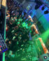 Volle Tanzfläche bei Party mit DJ Weihrauch – Gäste tanzen unter grünem und lila Licht