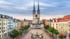 Marktplatz in Halle (Saale) mit der Marktkirche Unser Lieben Frauen und historischen Gebäuden unter bewölktem Himmel.