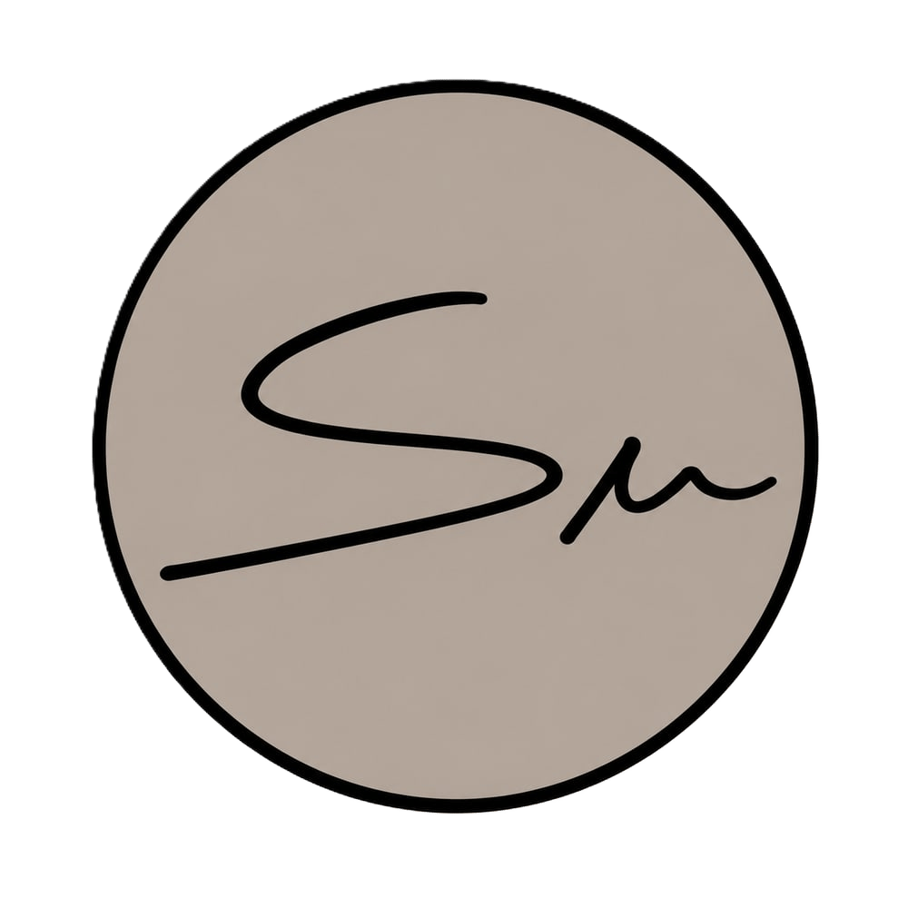 Rundes Logo mit den handschriftlichen schwarzen Buchstaben Sm auf beigem Hintergrund.