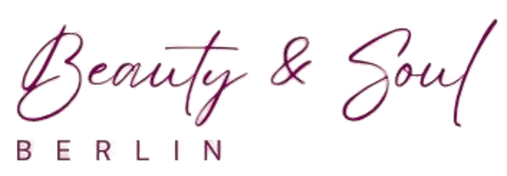 Beauty & Soul Berlin Logo in violetter Schreibschrift und serifenloser Großschrift auf weißem Hintergrund.