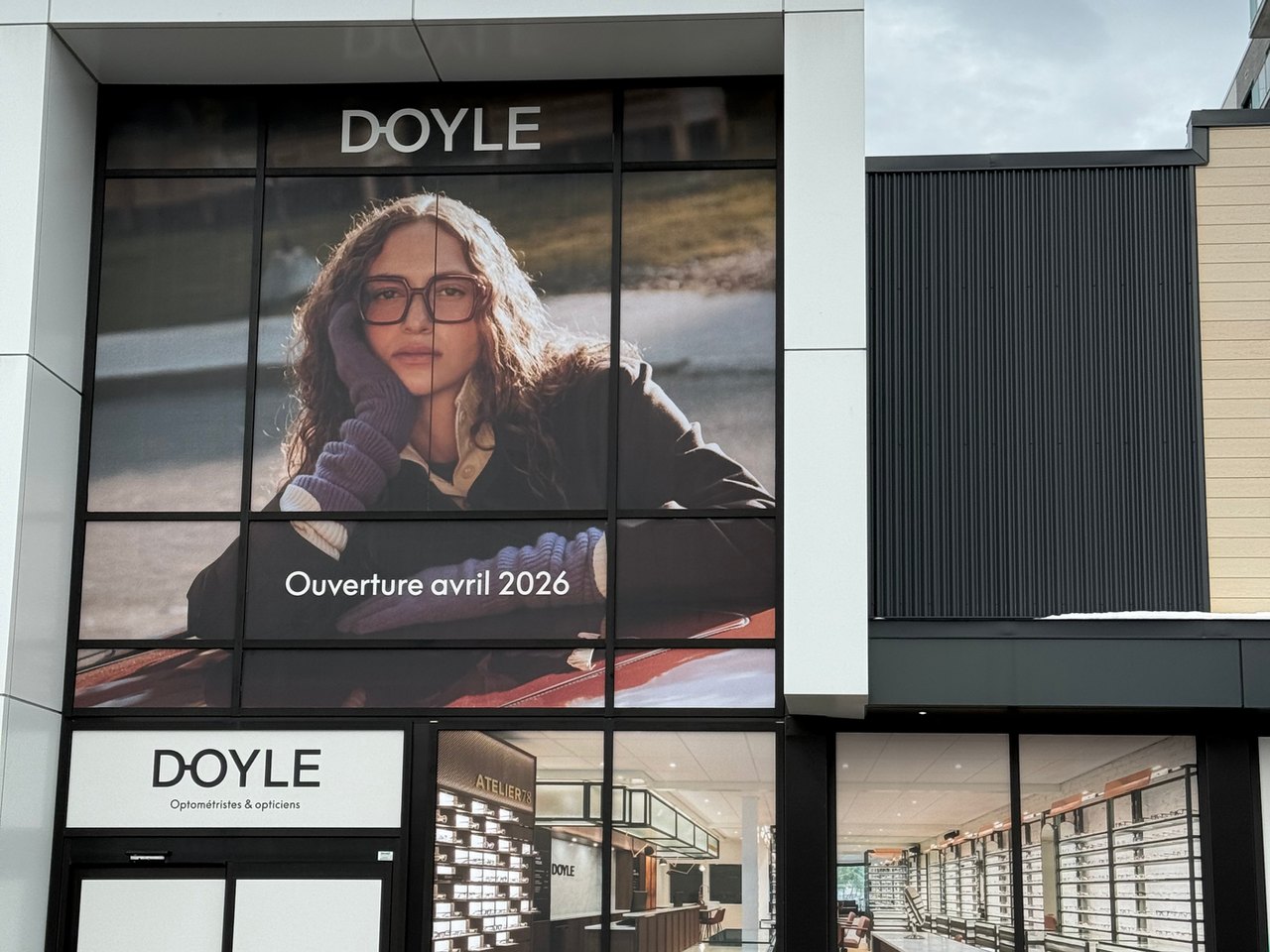 Vinyle imprimé installé sur la vitrine d’un commerce