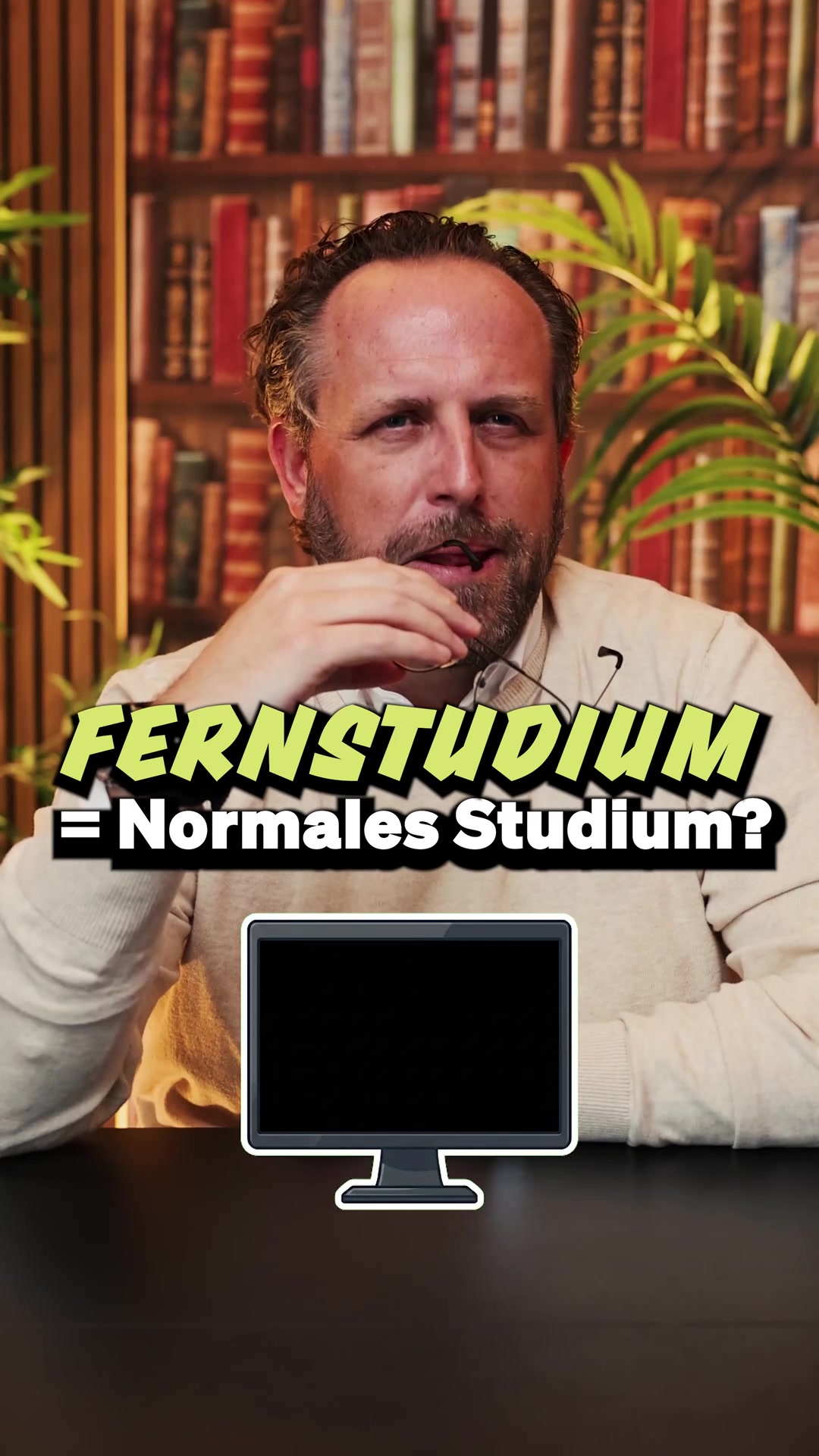 Standbild aus dem Video über den Vergleich zwischen Fernstudium und Präsenzstudium
