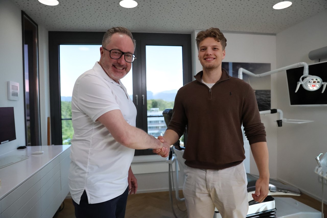 Mads Janssen im Gespräch mit Zahnarzt Florian Grund in der Praxis Grund und Zähne, Freiburg