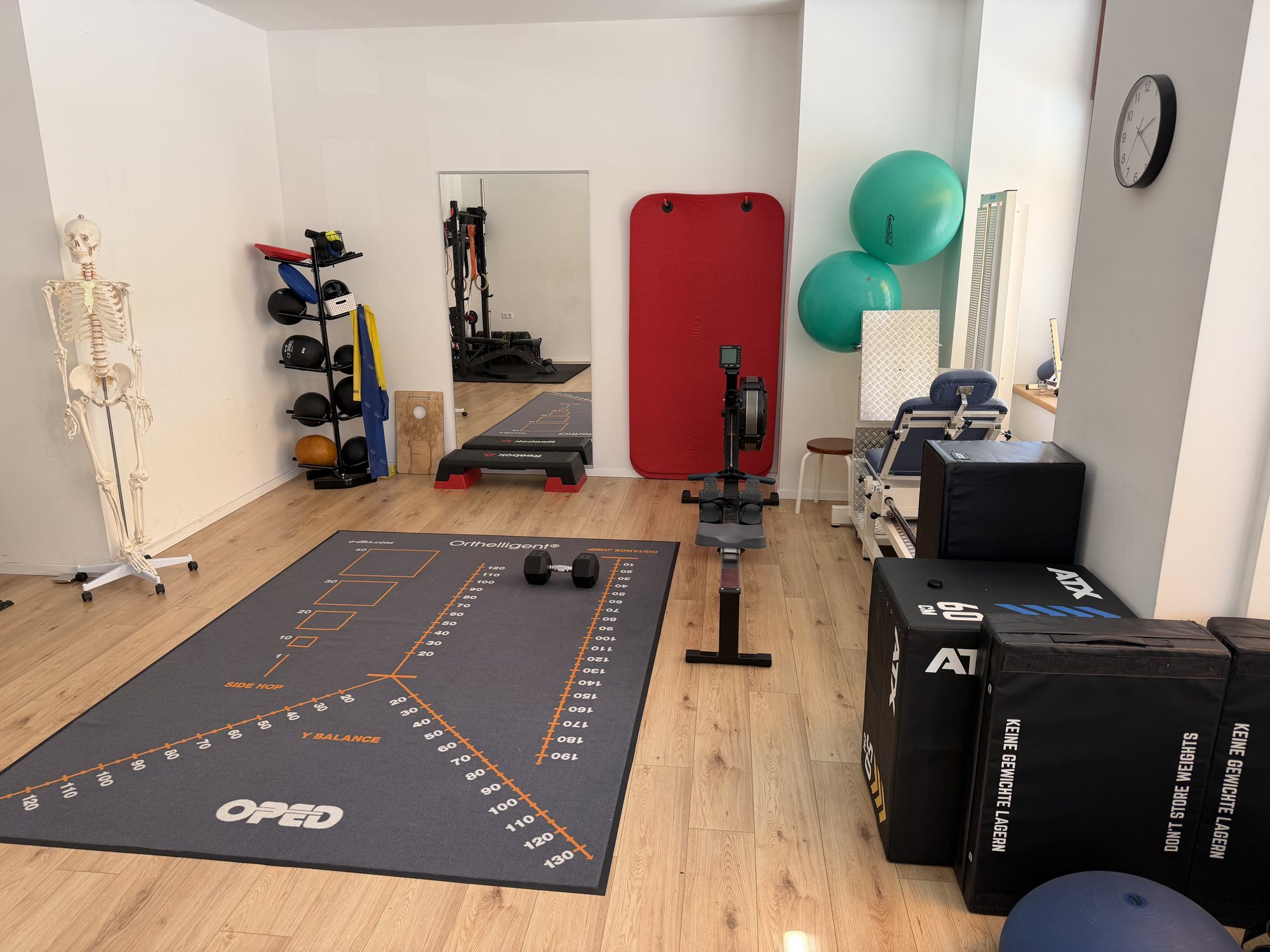 Moderner Trainingsraum der Physiotherapie Heilmann in Berlin Prenzlauer Berg