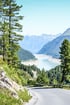 Bergstraße mit Stausee im Tiroler Oberland