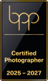 Schwarzes Abzeichen mit goldener Umrandung, BPP-Logo und dem Text "Certified Photographer 2025 - 2027".