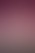 Porträt einer lächelnden Frau mit dunklem, zurückgebundenem Haar vor einem violetten Hintergrund.