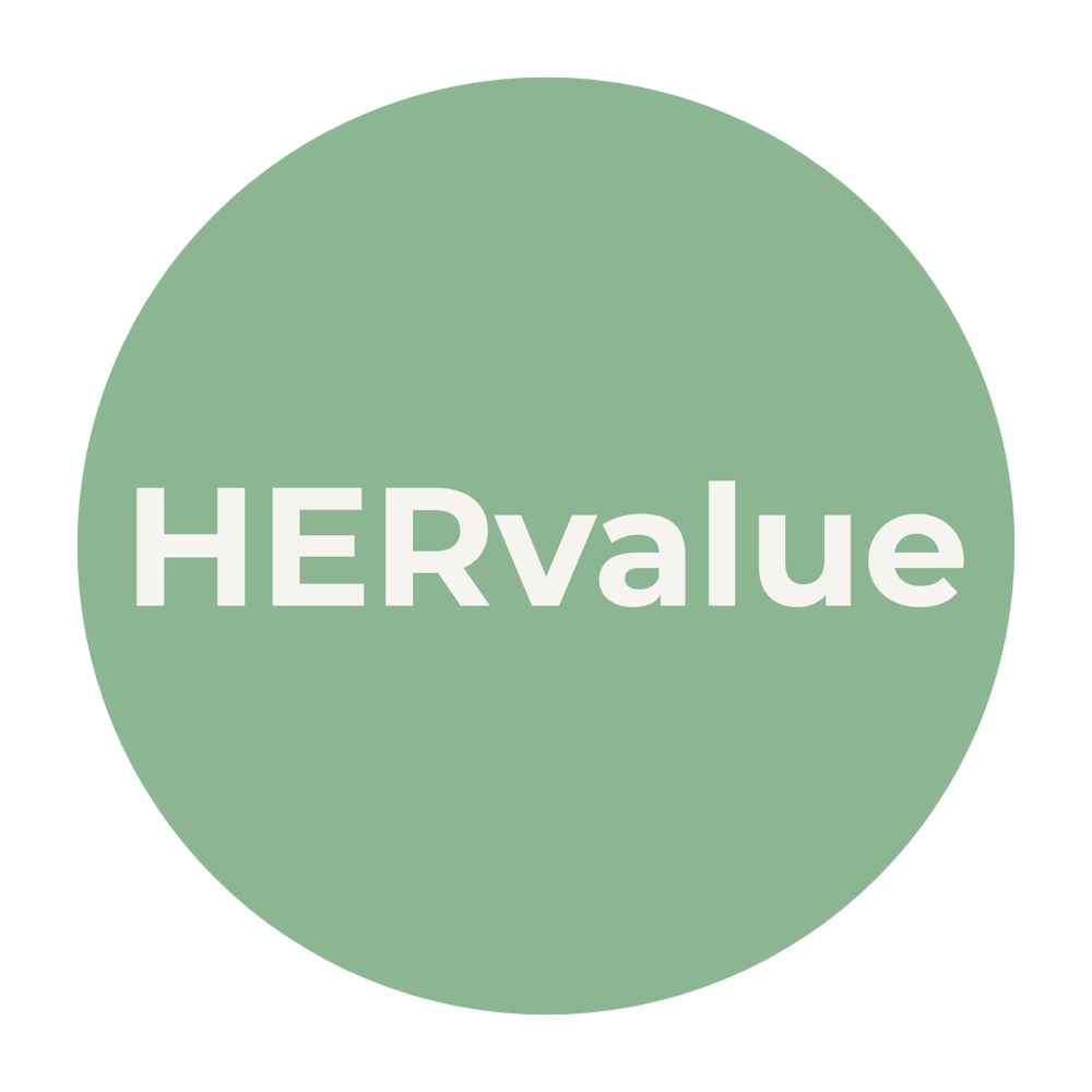 Grüner Kreis mit weißem Text „HERvalue“.