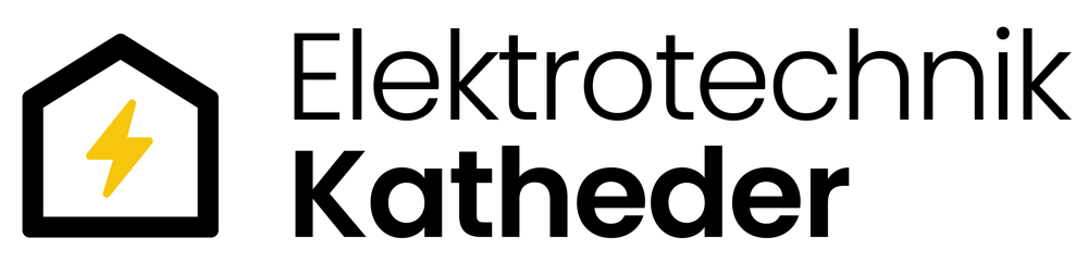 Schwarzes Logo auf grünem Hintergrund, links ein Haus-Symbol mit gelbem Blitz, rechts der Text "Elektrotechnik Katheder".