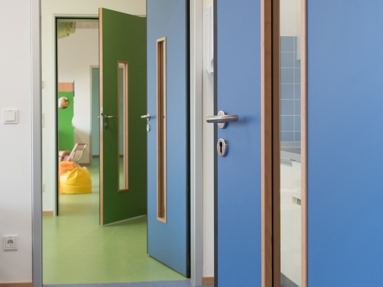 Holz-Glas-Tür im Kindergarten