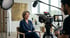 Professionelle Aufnahme eines Testimonial Videos von Amro Media mit einer Kundin im Interview am Filmset.