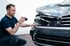 Kfz Gutachter Georg Bakalis bei der Schadenaufnahme mit Kamera am Fahrzeug in Dischingen