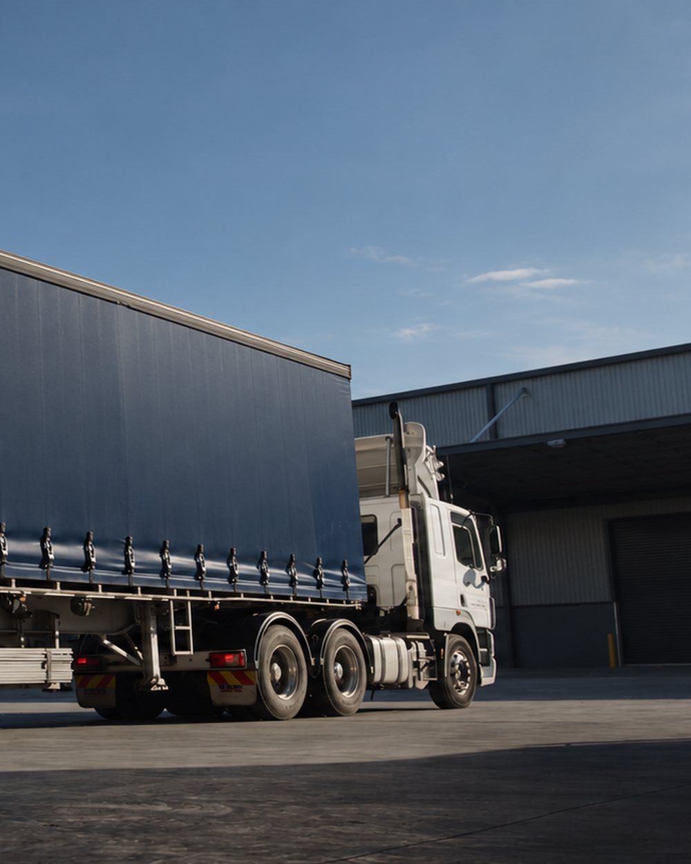 Container-LKW auf der Straße