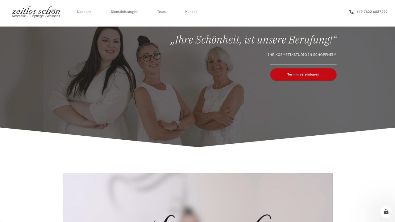 Drei Frauen, die sich für ein Foto umarmen, mit dem Text „deine Schönheit, ist unsere Berufung!“