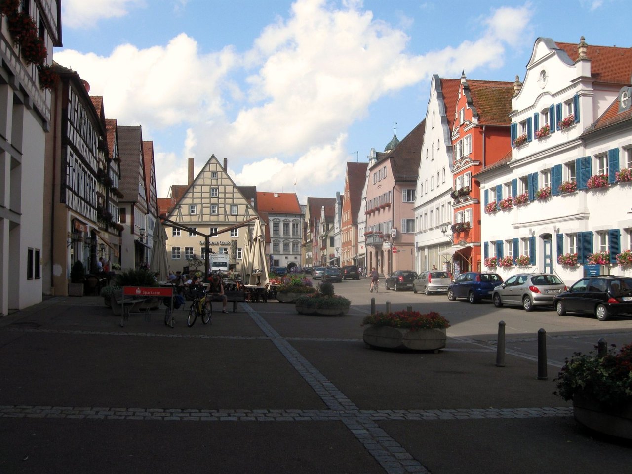 Marktplatz von Oettingen in Bayern mit historischen Giebelhäusern